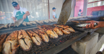 Evento gastronômico que tem como prato principal servir a tradicional tainha na telha